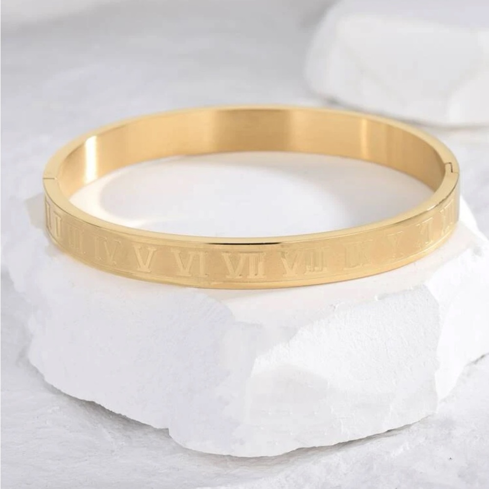 Gold clip on bracelet